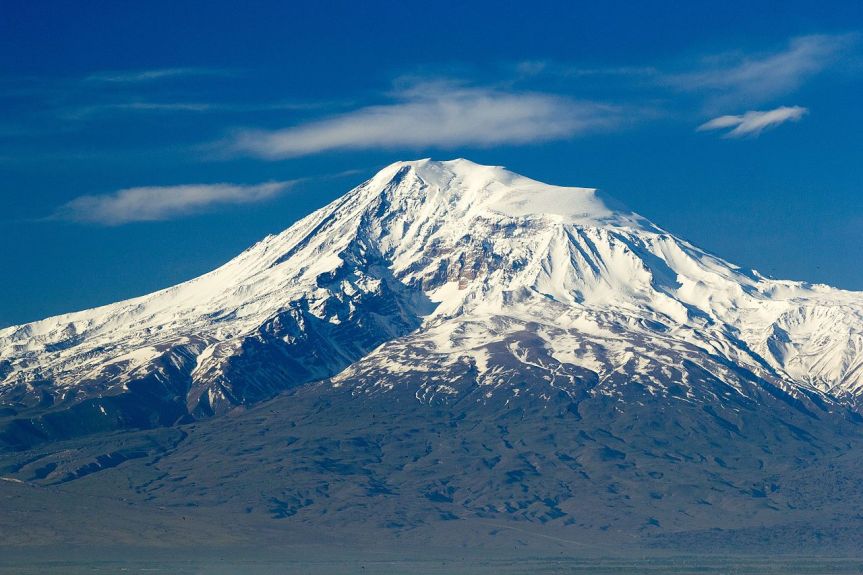 Closeup_of_large_peak_of_Mount_Ararat-min